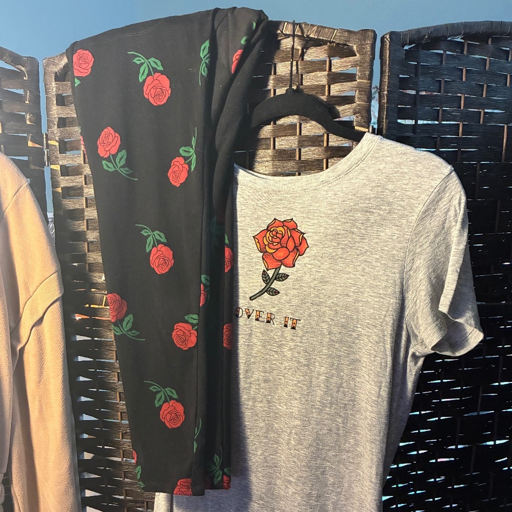 Torrid Rose Flower Plus Sizes Black Capris Leggings Size 1 or 1X